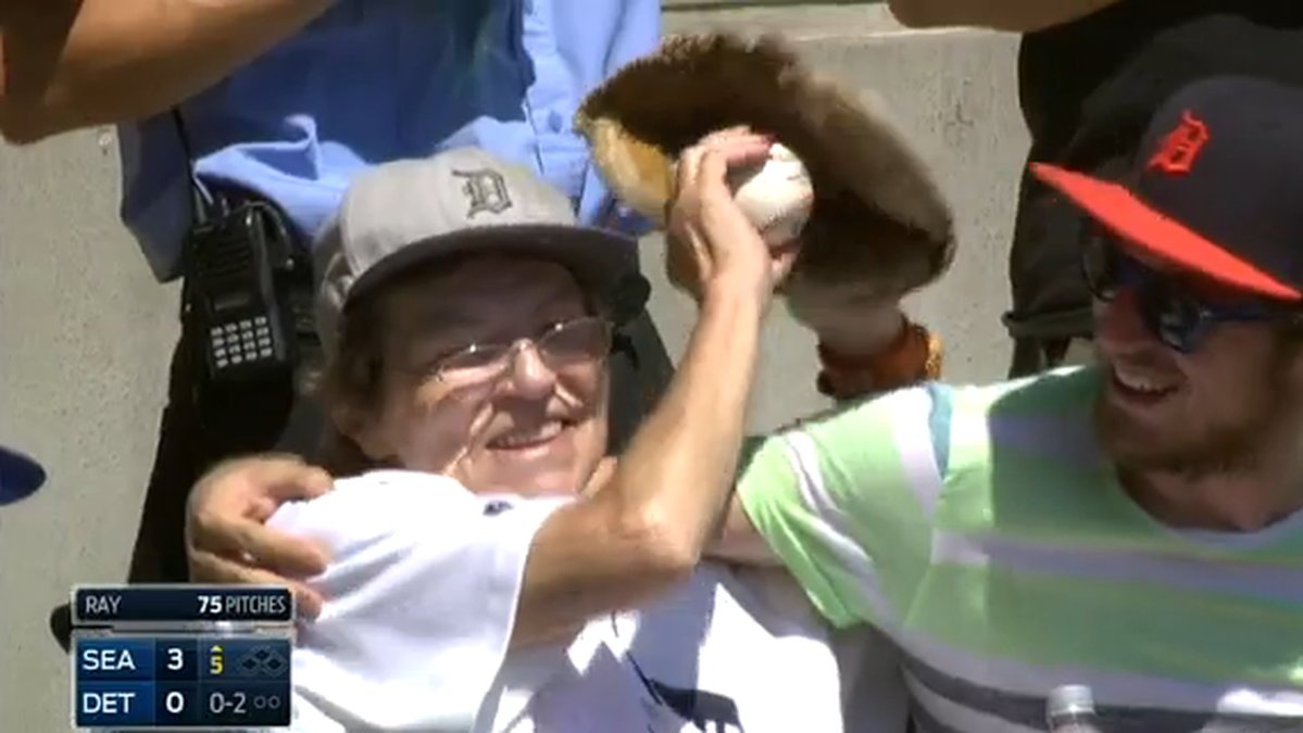 John Oberg gav sin mamma basebollen. 